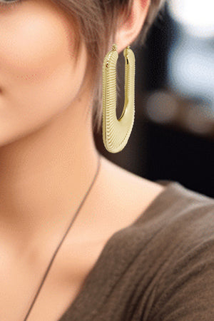 RIBBED TEXTURE STATEMENT HUGGIE HOOP EARRING